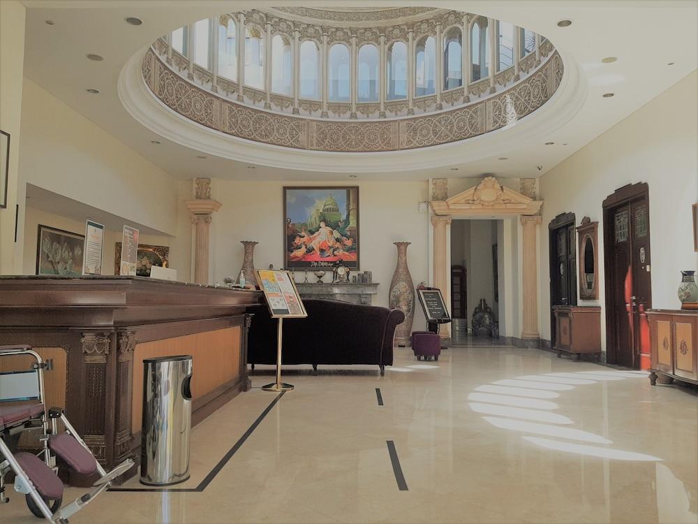 The Palais Hotel Dago Bandung Extérieur photo
