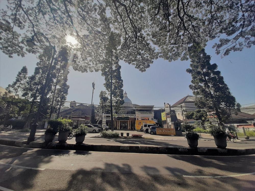 The Palais Hotel Dago Bandung Extérieur photo