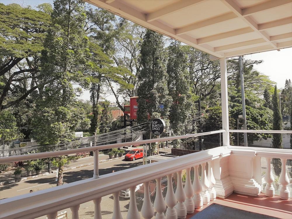 The Palais Hotel Dago Bandung Extérieur photo